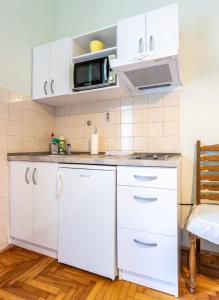 A kitchen or kitchenette at Traditional Dalmatian apt 3 min walk to beach Még 37 kép