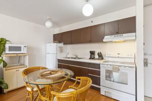 Kitchen o kitchenette sa Breezy Waikiki Condo 2 Blocks from the Beach & FREE Parking!