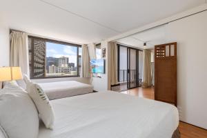 Kama o mga kama sa kuwarto sa Breezy Waikiki Condo 2 Blocks from the Beach & FREE Parking!