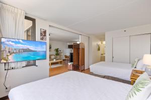 Kama o mga kama sa kuwarto sa Breezy Waikiki Condo 2 Blocks from the Beach & FREE Parking!