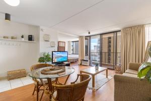 TV at/o entertainment center sa Breezy Waikiki Condo 2 Blocks from the Beach & FREE Parking!