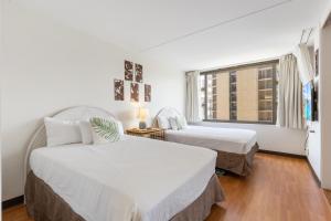 Kama o mga kama sa kuwarto sa Breezy Waikiki Condo 2 Blocks from the Beach & FREE Parking!