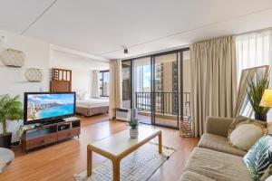 TV at/o entertainment center sa Breezy Waikiki Condo 2 Blocks from the Beach & FREE Parking!