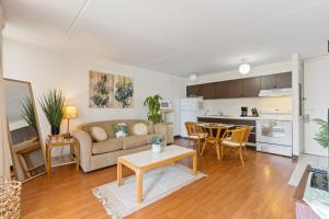 Kitchen o kitchenette sa Breezy Waikiki Condo 2 Blocks from the Beach & FREE Parking!