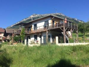 een groot huis met een grasdak bij Maison avec vue imprenable in Saint-Martin-de-Clelles