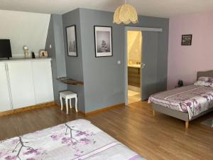 - une chambre avec deux lits et une chambre avec un couloir dans l'établissement AU COEUR DE LA BRETAGNE ,Chez Colette et Gerard, à Bazouges-la-Pérouse