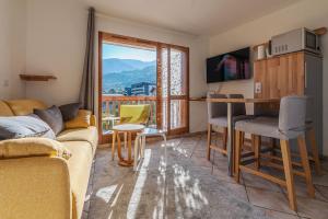 Μια τηλεόραση ή/και κέντρο ψυχαγωγίας στο Studio 4 personnes ensoleillé et proche de tout