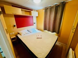 Ένα ή περισσότερα κρεβάτια σε δωμάτιο στο Mobil Home Mercure