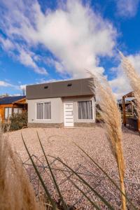 シエラ・デ・ラ・ベンターナにあるPillahuinの草原中の家