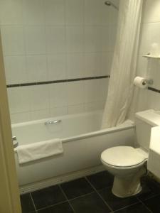 Koupelna v ubytování Brecon Hotel Sheffield Rotherham