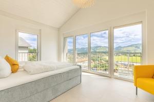 Postel nebo postele na pokoji v ubytování Niesen Apartment - Aare Jungfrau AG