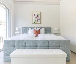 Postel nebo postele na pokoji v ubytování Niesen Apartment - Aare Jungfrau AG