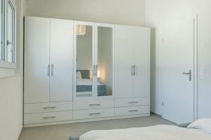 Postel nebo postele na pokoji v ubytování Niesen Apartment - Aare Jungfrau AG