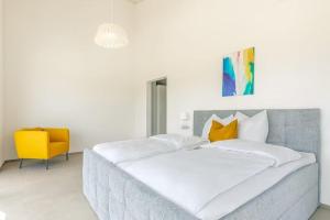 Postel nebo postele na pokoji v ubytování Niesen Apartment - Aare Jungfrau AG