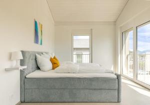 Postel nebo postele na pokoji v ubytování Niesen Apartment - Aare Jungfrau AG