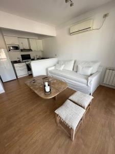 een woonkamer met een bank en een tafel bij C2 Apart Salta in Salta