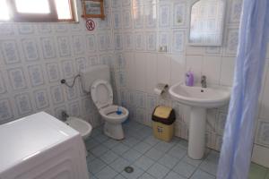 un baño con inodoro y lavabo en My Hostel - Privates and Dorms, en Shkodër