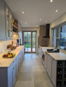 Kuchyň nebo kuchyňský kout v ubytování Hameau du Moulin d Almont