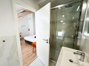 科英布拉LAA Studios的带淋浴和水槽的浴室