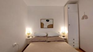Postel nebo postele na pokoji v ubytování Assi Room
