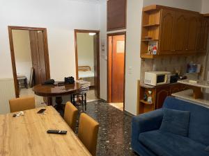 A kitchen or kitchenette at Cosy spot near the beach only 45 min from Athens