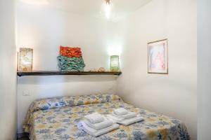 ein Zimmer mit einem Bett mit Handtüchern darauf in der Unterkunft Capitolo Primo in Porto Venere