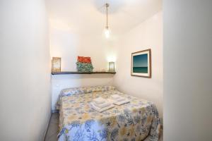 ein kleines Schlafzimmer mit einem Bett mit Handtüchern darauf in der Unterkunft Capitolo Primo in Porto Venere