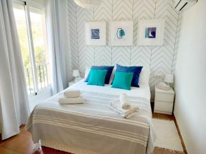 Postel nebo postele na pokoji v ubytování Bohemian Penthouse in Alcaidesa + 26 fotografií