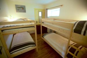 a room with two bunk beds and a window at Domaine de Matounet in Bridoré