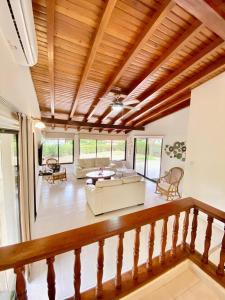 a large living room with a wooden ceiling at Exclusiva Villa con Salida al Mar in Santa Marta