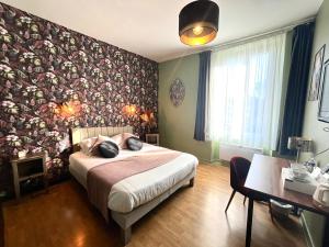 a bedroom with a bed with a floral wallpaper at Logis Hôtel Le Cygne in Le Bugue