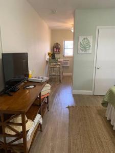 Televiisor ja/või meelelahutuskeskus majutusasutuses Cozy private studio 2 blocks from Pompano Beach