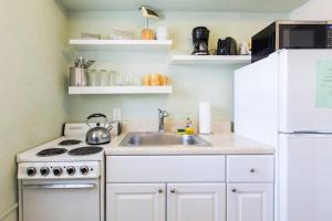 Kuchyň nebo kuchyňský kout v ubytování Cozy private studio 2 blocks from Pompano Beach + 11 fotografií