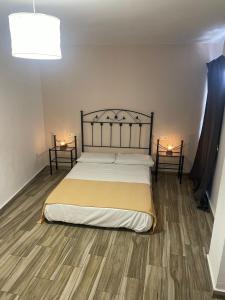 カソルラにあるEl 10 de Solar Bajoのベッドルーム1室(ベッド1台、サイドテーブル2台付)