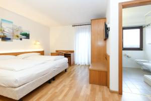 Łóżko lub łóżka w pokoju w obiekcie Hotel Denny
