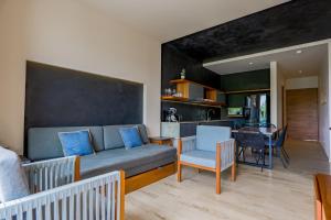 プラヤ・デル・カルメンにあるCeren 203のソファのあるリビングルームとダイニングルーム