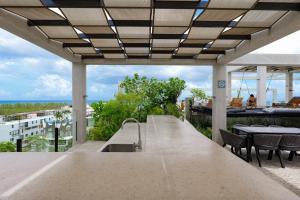 プラヤ・デル・カルメンにあるCeren 203の海の景色を望む屋外キッチン