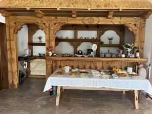 a table with food on it in a kitchen at Casa Meșterului in Bîrsana