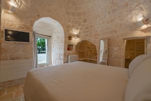 Ένα ή περισσότερα κρεβάτια σε δωμάτιο στο Trulli Capatosta +36 φωτογραφίες