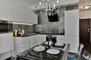 Kuchnia lub aneks kuchenny w obiekcie Apartamenty Prestige Browar Lubicz Stare Miasto