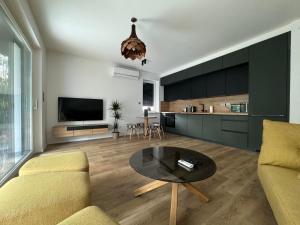 TV a/nebo společenská místnost v ubytování Willow Nest