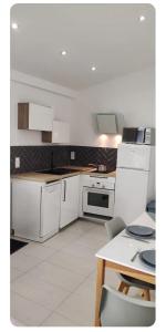 Η κουζίνα ή μικρή κουζίνα στο Maisonnette cosy et calme