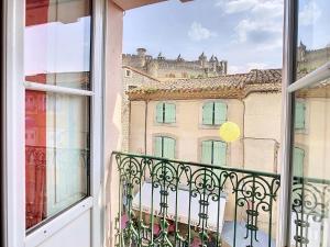 卡尔卡松Vue imprenable cité Carcassonne - 4 personnes的享有大楼景致的开放式窗户