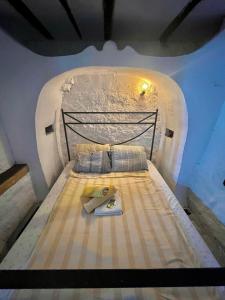 A bed or beds in a room at Shotgun Hostel & Guesthouse