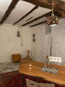 A television and/or entertainment centre at Shotgun Hostel & Guesthouse