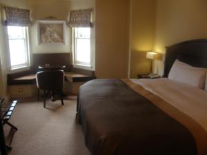 Posteľ alebo postele v izbe v ubytovaní Baileys Hotel Cashel