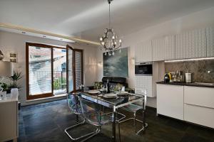Kuchnia lub aneks kuchenny w obiekcie Apartamenty Prestige Browar Lubicz Stare Miasto