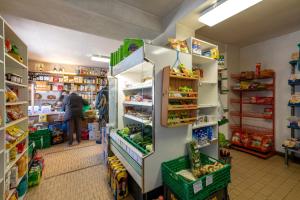 Supermarket nebo jiné obchody v  hotelu nebo okolí