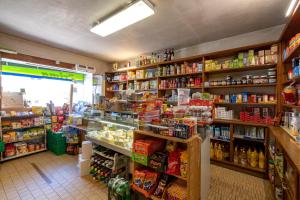 Supermarket nebo jiné obchody v  hotelu nebo okolí