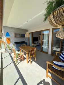 Kuchyň nebo kuchyňský kout v ubytování Village em Itacimirim lindo, novo e tranquilo à 400 m da Praia da Espera